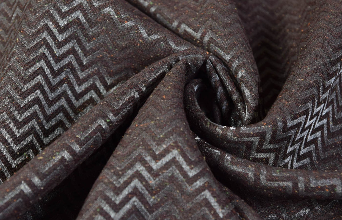 Jacquard in burgundy-silver zigzags