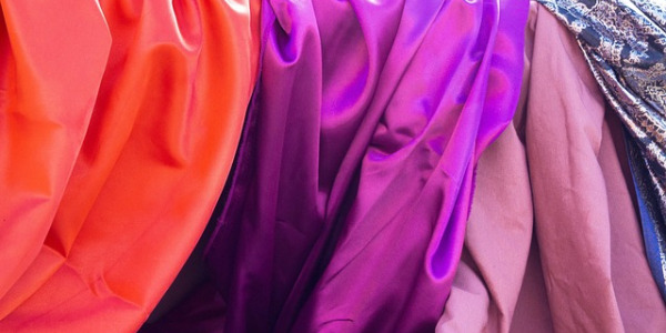 Poradnik zakupowy tkanin: Jak wybrać najlepsze tkaniny do projektów DIY
