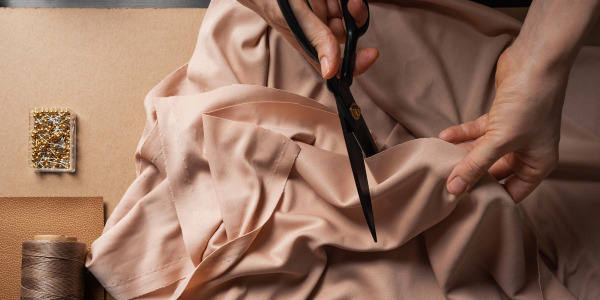 Szycie jedwabiu dla początkujących: 10 trików, dzięki którym Twoja maszyna pokocha tę tkaninę