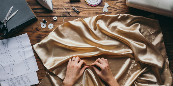 Szew francuski krok po kroku – idealne wykończenie jedwabiu bez owerloka