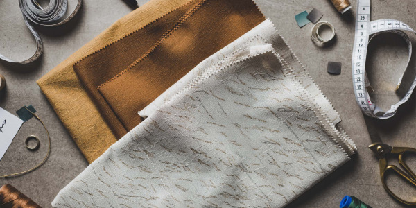 Czym są tkaniny sygnowane i dlaczego warto w nie inwestować – kompletny przewodnik