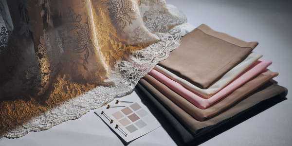 Idealna Podszewka pod Sukienkę z Koronki: Jak Dobrać Kolor i Tkaninę