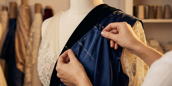 Materiały, które dodają luksusu — jak stworzyć wyjątkową sukienkę na ważne okazje?