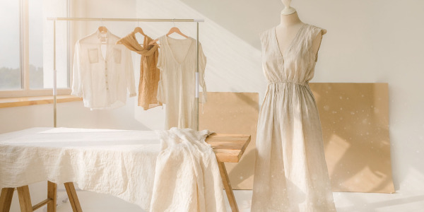 Idealne materiały na letnie sukienki – co wybrać, aby skóra oddychała?