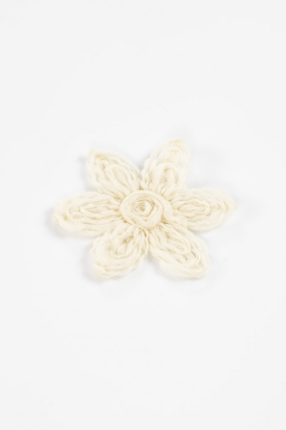 Wool flower ecru - application